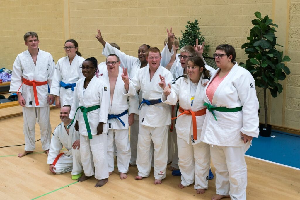 Gruppbild på staffanstorps judoklubbs tränande i Anpassad judo från tävling i Staffanstorp 2019