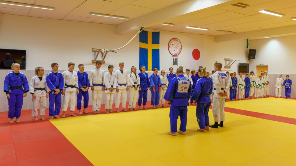 Judoka som är uppställda och fyller hela mattkanten i dojon