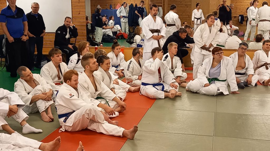 A-judo träningsläger i Stockholm 2022. Tränande sitter och lyssnar