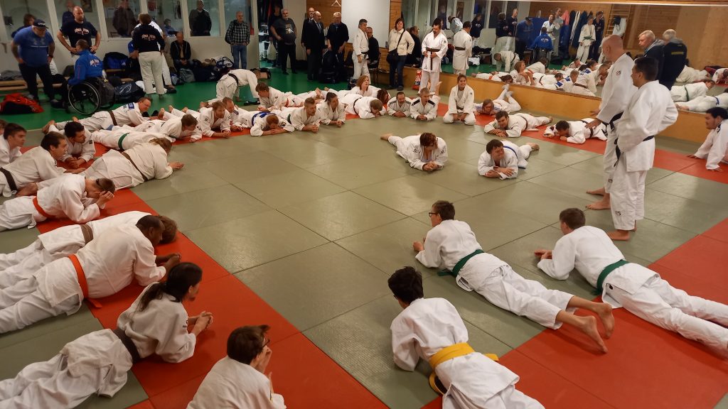 A-judo träningsläger i Stockholm 2022. De tränande ligger på judomattan och lyssnar